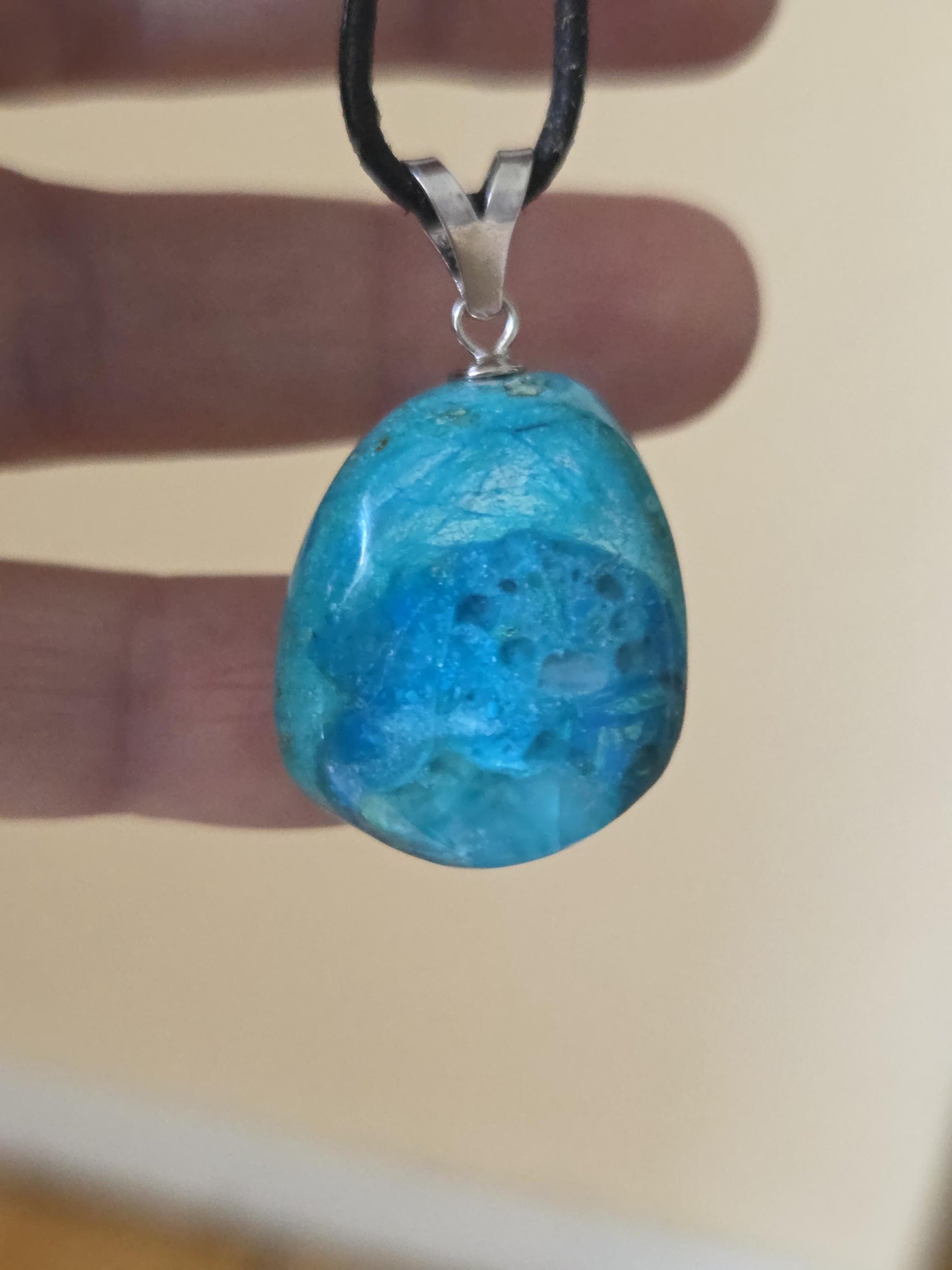 Traumhafter Atacama Opal aus Chile, Anhänger, 36 x 21 x 17 mm, an 925er Silberöse, an verstellbarem Lederband, Hals Chakra, Kommunikation