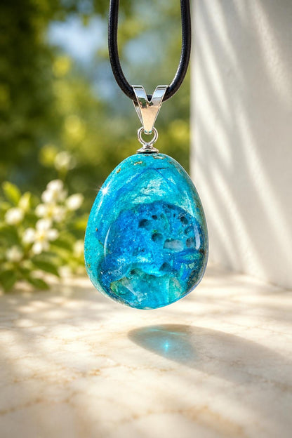 Traumhafter Atacama Opal aus Chile, Anhänger, 36 x 21 x 17 mm, an 925er Silberöse, an verstellbarem Lederband, Hals Chakra, Kommunikation