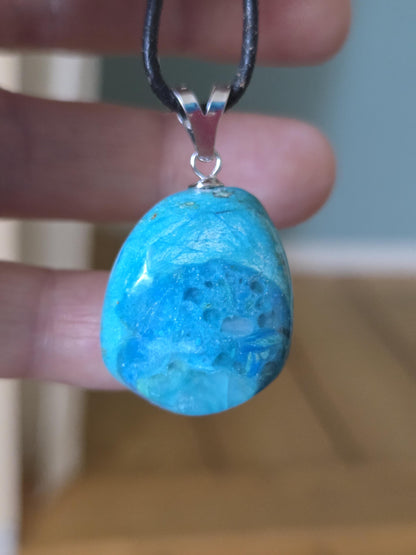 Traumhafter Atacama Opal aus Chile, Anhänger, 36 x 21 x 17 mm, an 925er Silberöse, an verstellbarem Lederband, Hals Chakra, Kommunikation