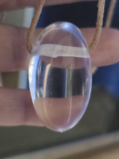 Bergkristall Anhänger, 37 x 23 x 19 mm, gebohrt, an verstellbarem Lederband, längliche Eiform, klarer Naturstein Schmuck, Rock crystal