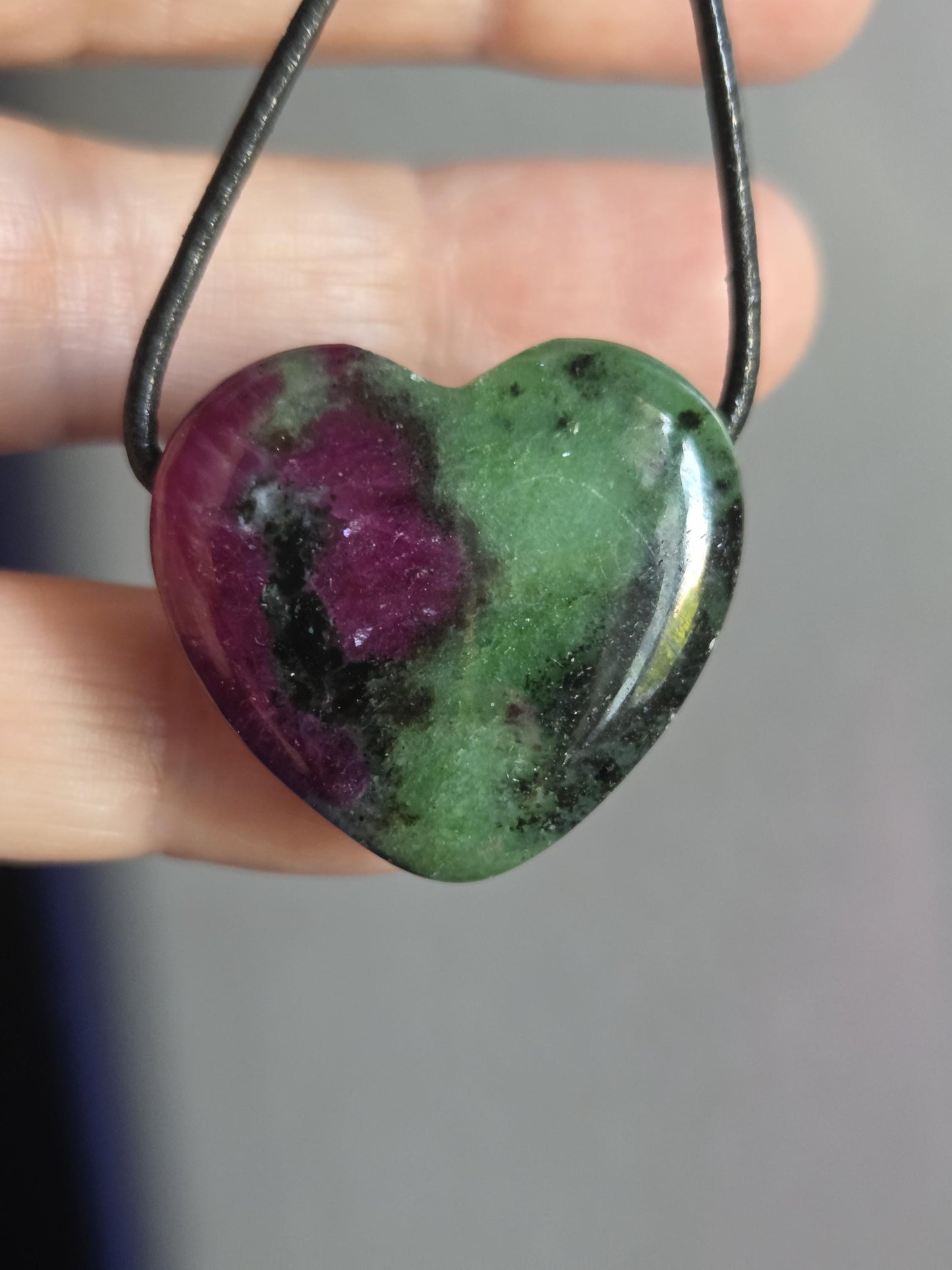 Rubin Zoisit Herz Anhänger, 27 x 29 x 12 mm, gebohrt, an verstellbarem Lederband