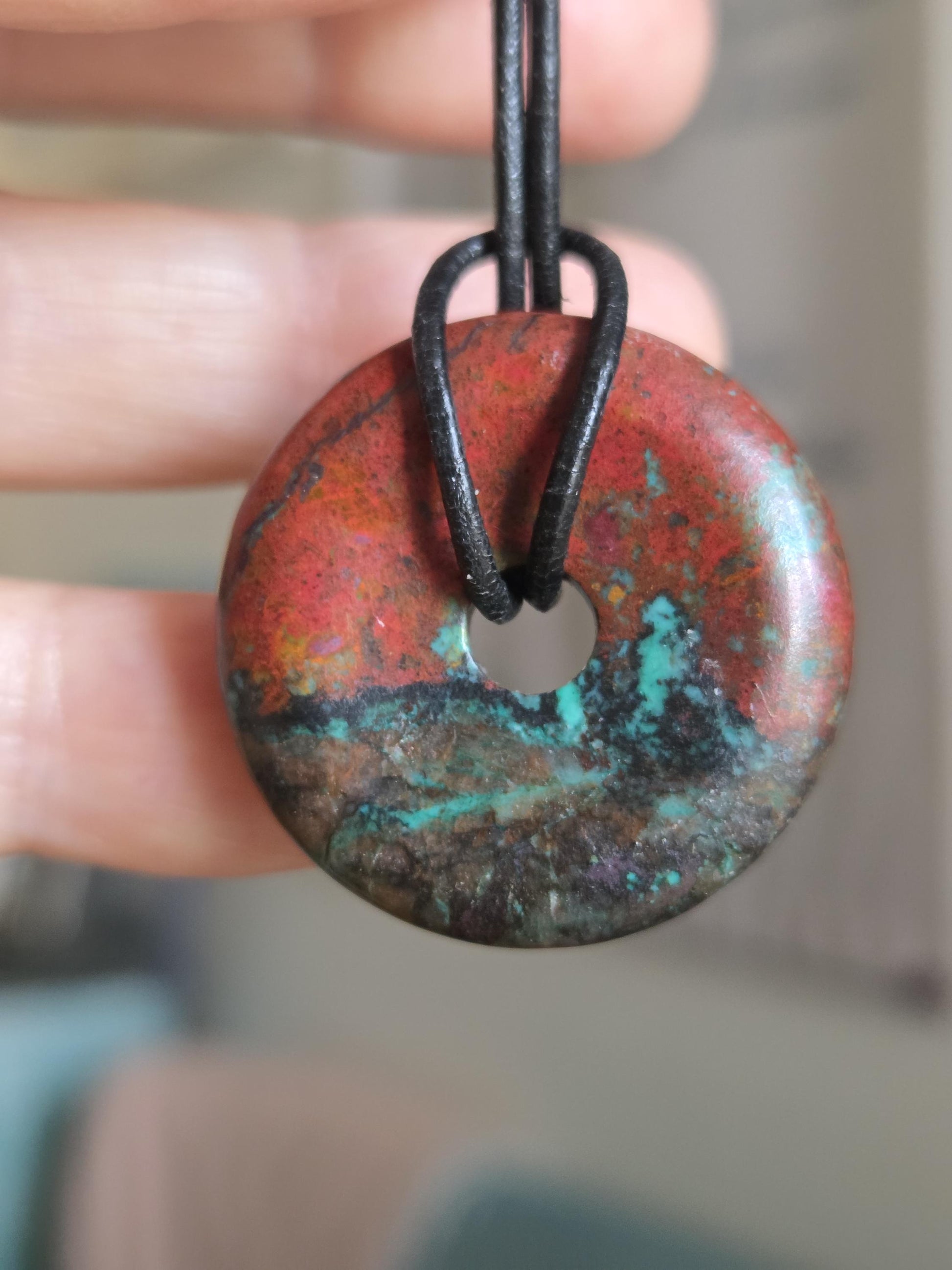 Sonora Sunrise Donut Zarinit Anhänger 30 x 7 mm, an verstellbarem Lederband