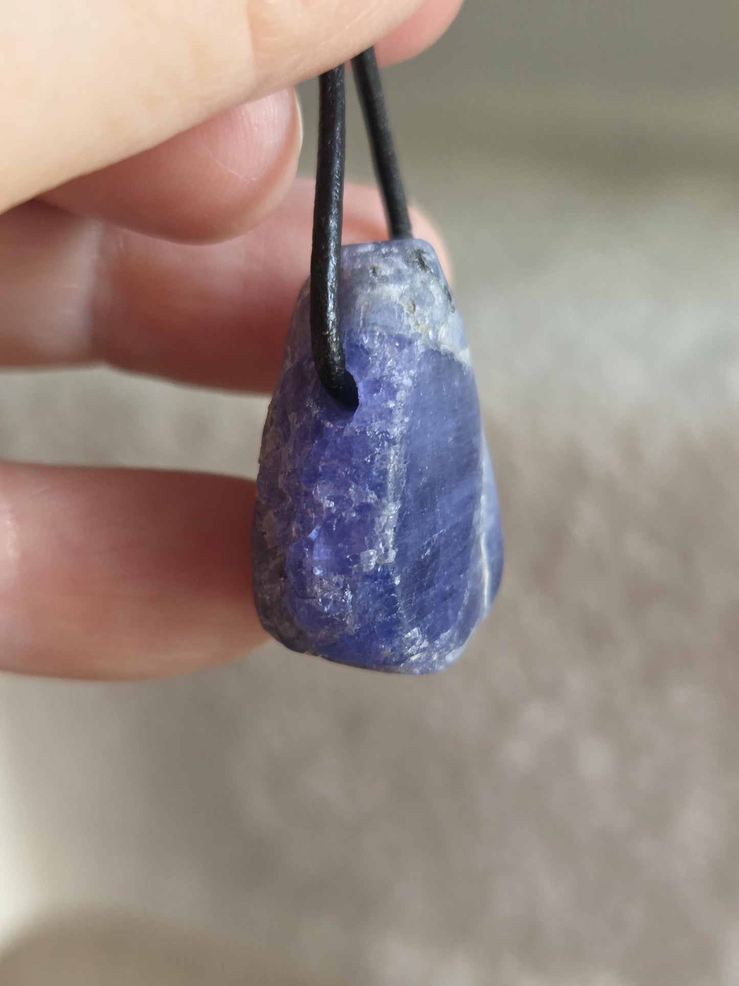 Magischer seltener Tansanit, Tanzanit Rohstein Anhänger Kristall , 28 x 23 x 14 mm, gebohrt an verstellbarem Lederband