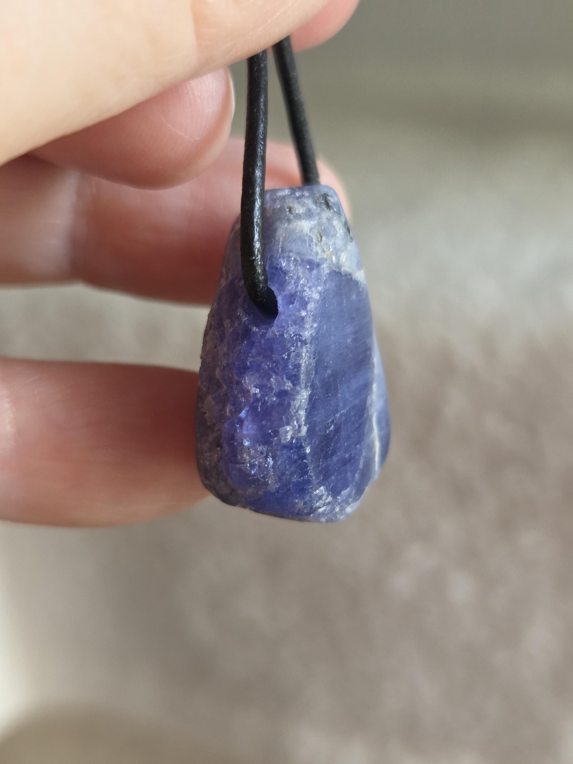 Magischer seltener Tansanit, Tanzanit Rohstein Anhänger Kristall , 28 x 23 x 14 mm, gebohrt an verstellbarem Lederband