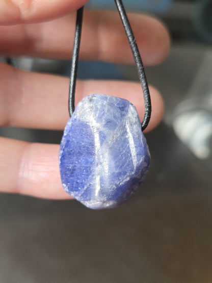 Magischer seltener Tansanit, Tanzanit Rohstein Anhänger Kristall , 28 x 23 x 14 mm, gebohrt an verstellbarem Lederband