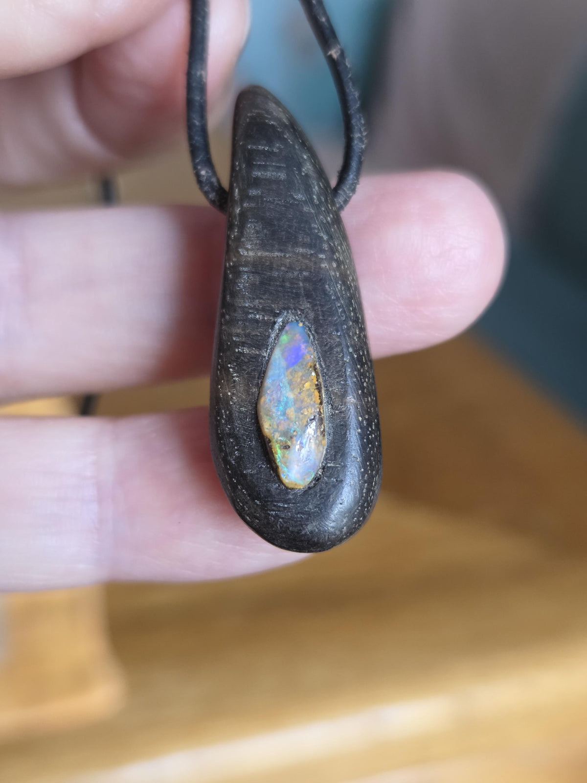 Ebenholz mit Boulder Opal, Opal Holz Anhänger, 38 x 14 x 11 mm, gebohrt, an verstellbarem Lederband Baumperle Baumperlen