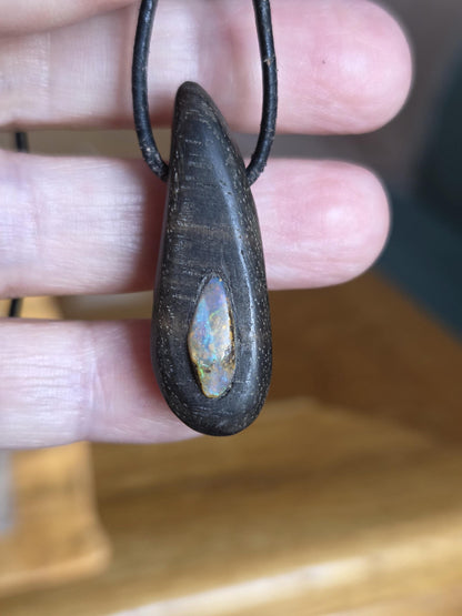 Ebenholz mit Boulder Opal, Opal Holz Anhänger, 38 x 14 x 11 mm, gebohrt, an verstellbarem Lederband Baumperle Baumperlen