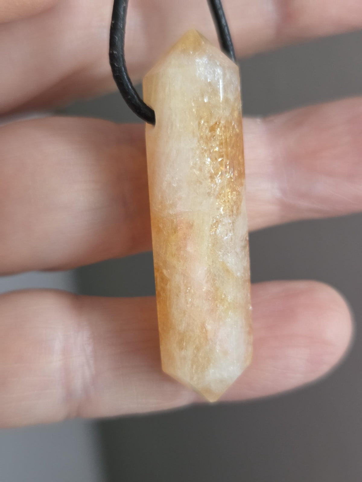 Citrin Kristall Spitze, Doppel Spitze Golden Healer Kristall Spitze, Anhänger, 45 x 10 x 11 mm, gebohrt, an verstellbarem Lederband,