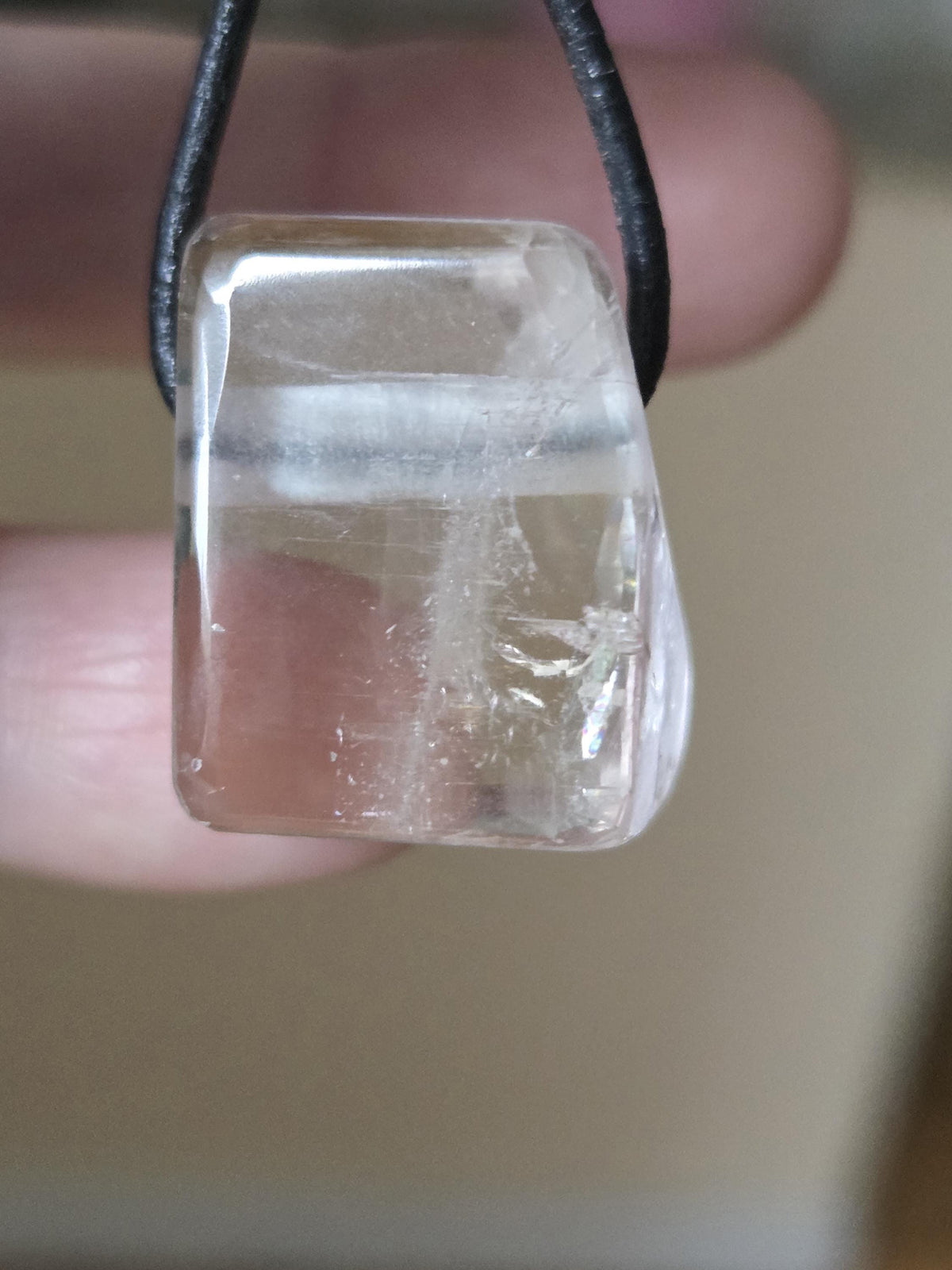 Kunzit Kristall Anhänger, 22 x 18 x 17 mm, gebohrt, an verstellbarem Lederband, Herzchakra, Selbstliebe, Freundschaft