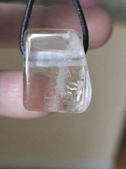 Kunzit Kristall Anhänger, 22 x 18 x 17 mm, gebohrt, an verstellbarem Lederband, Herzchakra, Selbstliebe, Freundschaft