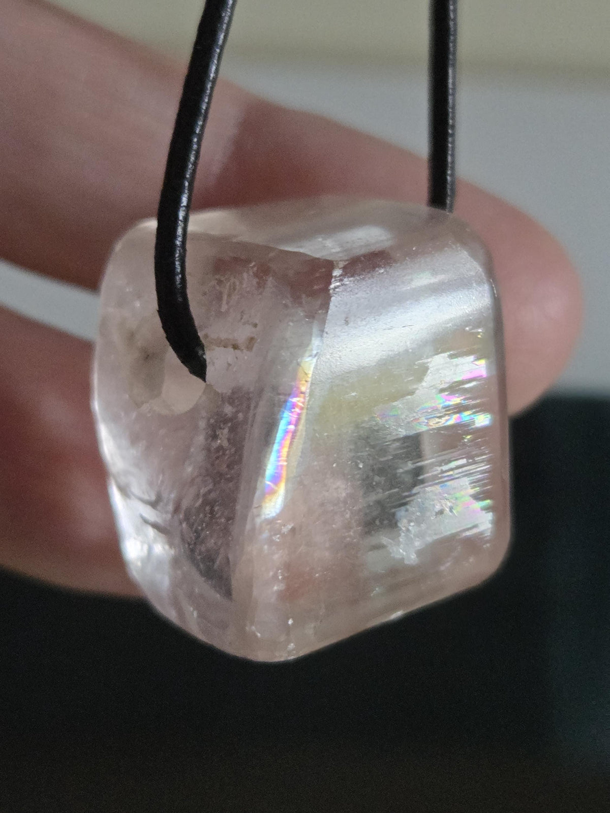 Kunzit Kristall Anhänger, 22 x 18 x 17 mm, gebohrt, an verstellbarem Lederband, Herzchakra, Selbstliebe, Freundschaft