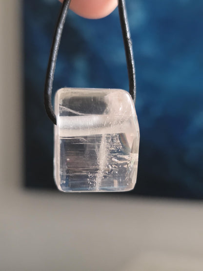 Kunzit Kristall Anhänger, 22 x 18 x 17 mm, gebohrt, an verstellbarem Lederband, Herzchakra, Selbstliebe, Freundschaft