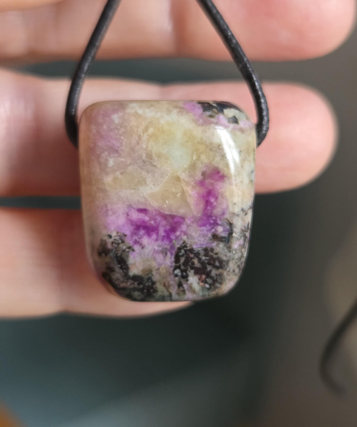 Unikat seltener Gel Sugilith Bustamit Sugilith Anhänger, 28 x 23 x 17 mm, an verstellbarem Lederband, Energiestein Heilstein, Meditation