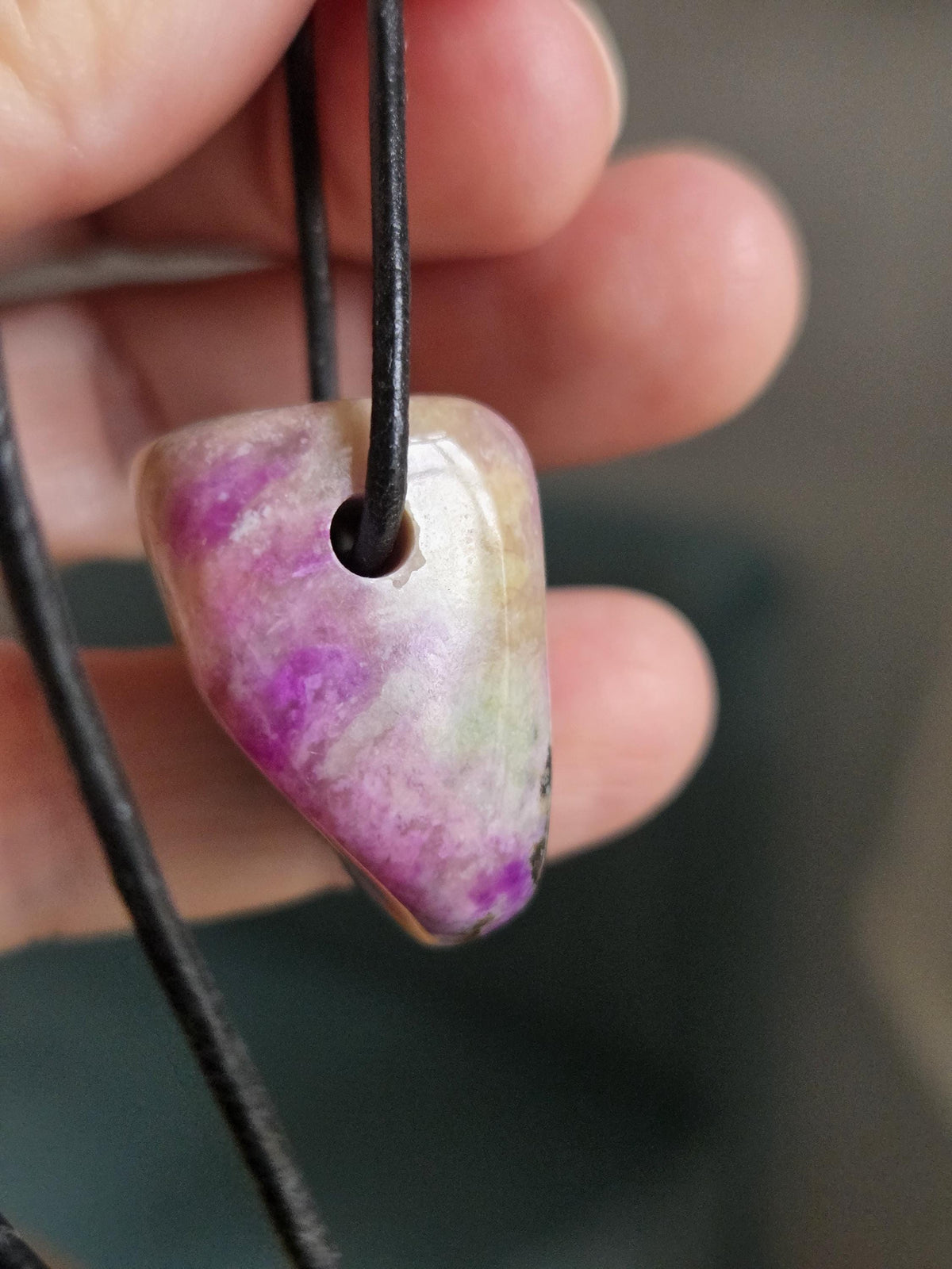 Unikat seltener Gel Sugilith Bustamit Sugilith Anhänger, 28 x 23 x 17 mm, an verstellbarem Lederband, Energiestein Heilstein, Meditation