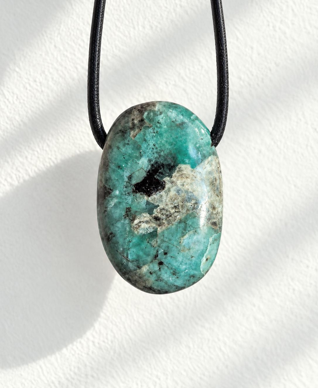 Kleiner echter Smaragd Anhänger, 25 x 18 x 10 mm, gebohrt, an verstellbarem Lederband