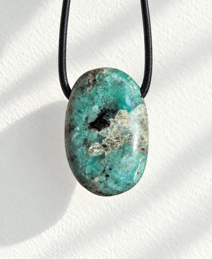 Kleiner echter Smaragd Anhänger, 25 x 18 x 10 mm, gebohrt, an verstellbarem Lederband