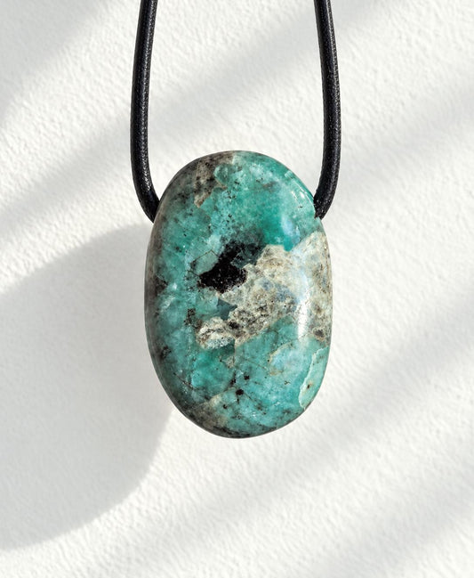Kleiner echter Smaragd Anhänger, 25 x 18 x 10 mm, gebohrt, an verstellbarem Lederband