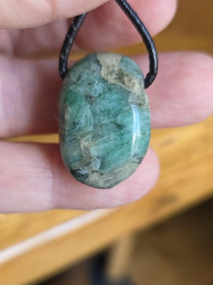 Kleiner echter Smaragd Anhänger, 25 x 18 x 10 mm, gebohrt, an verstellbarem Lederband