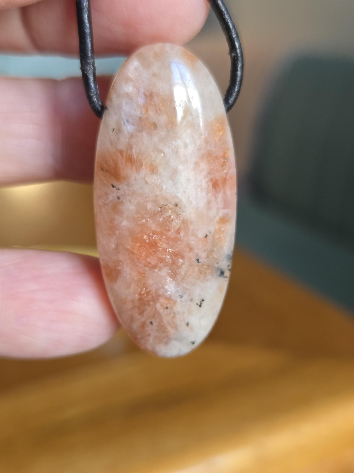 Sonnenstein Anhänger, oval lang, 40 x 20 x 9 mm, gebohrt, an verstellbarem Lederband, Solarplexus Chakra, Meditation