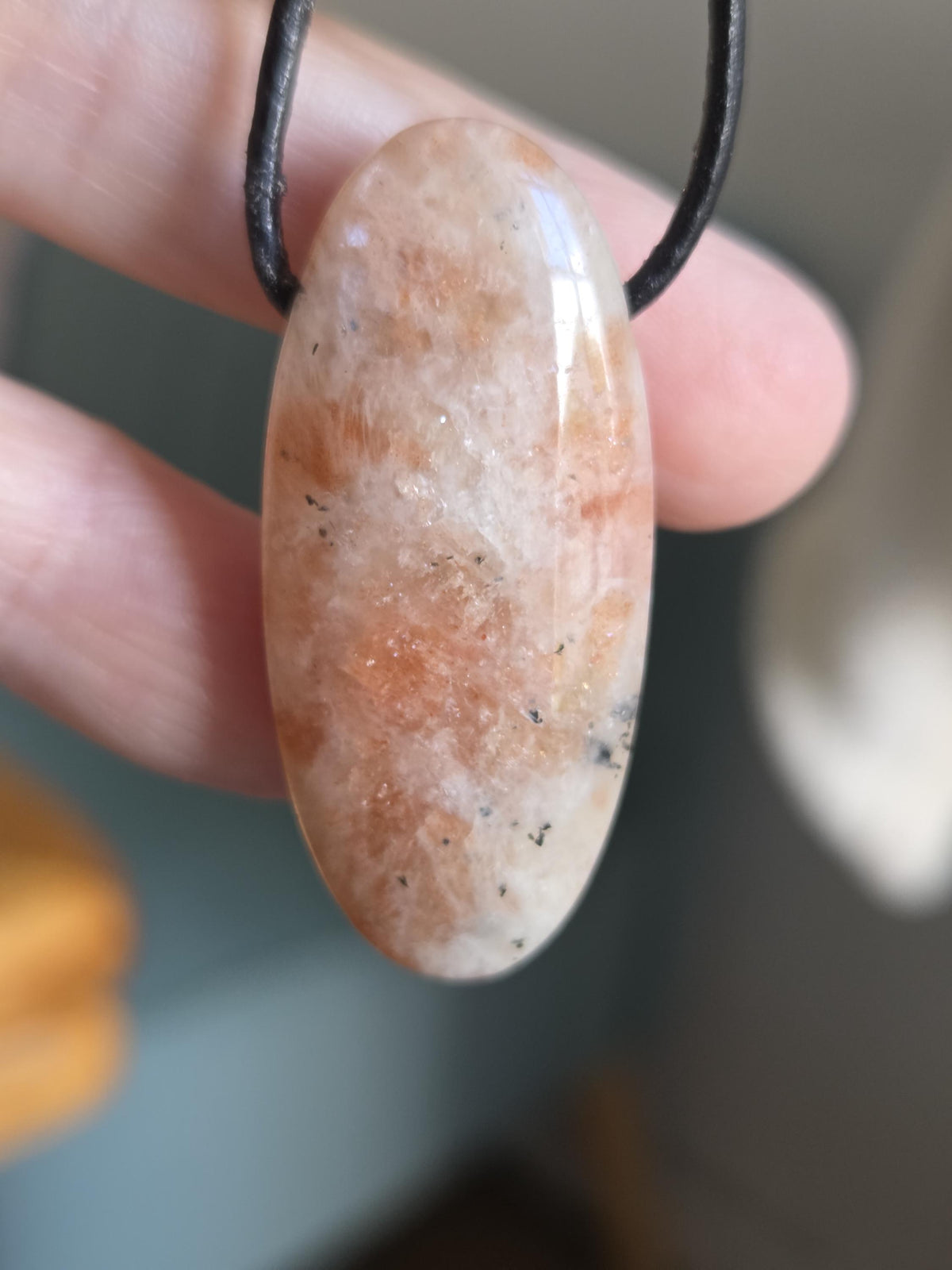 Sonnenstein Anhänger, oval lang, 40 x 20 x 9 mm, gebohrt, an verstellbarem Lederband, Solarplexus Chakra, Meditation