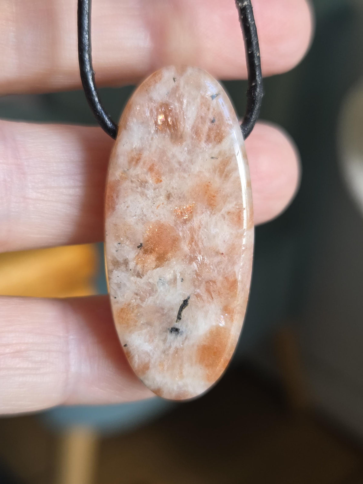 Sonnenstein Anhänger, oval lang, 40 x 20 x 9 mm, gebohrt, an verstellbarem Lederband, Solarplexus Chakra, Meditation