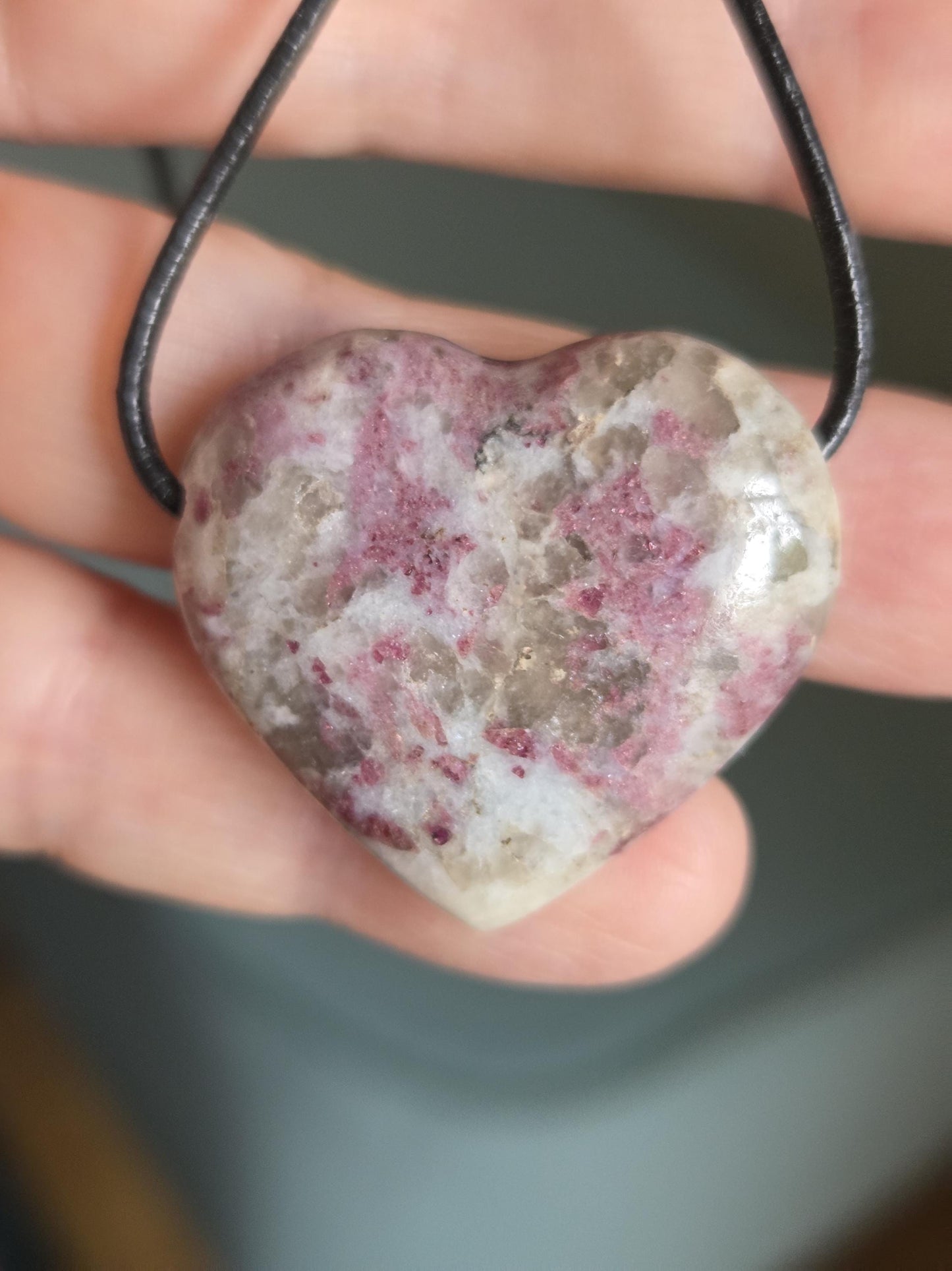 Rubellit Herz , roter Turmalin in Quarz, Herz Anhänger, 30 x 33 x 11 mm, gebohrt, an verstellbarem Lederband, Herzchakra Selbstliebe