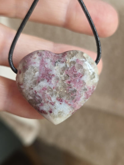 Rubellit Herz , roter Turmalin in Quarz, Herz Anhänger, 30 x 33 x 11 mm, gebohrt, an verstellbarem Lederband, Herzchakra Selbstliebe
