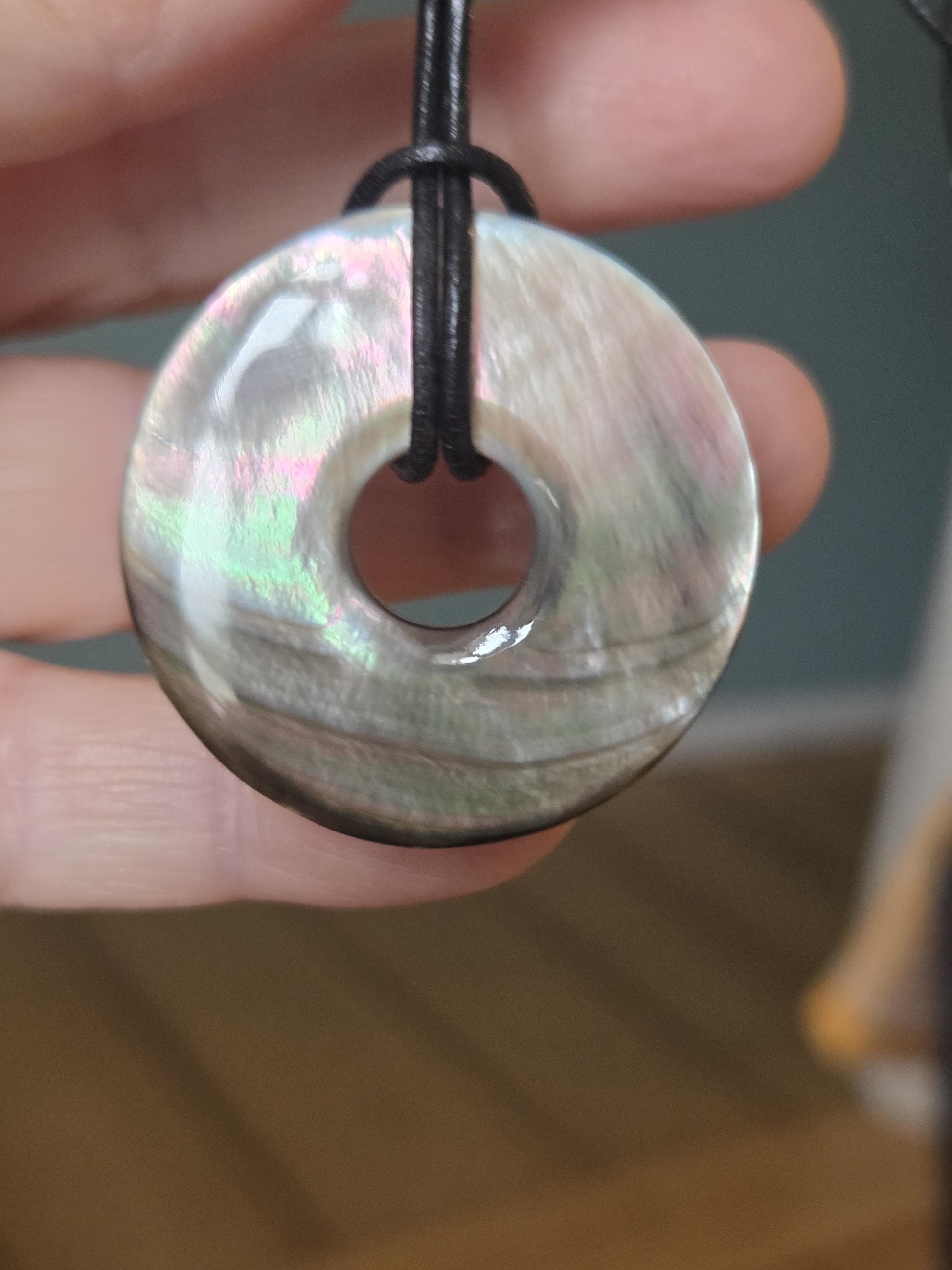 Dunkele Perlmutt Abalone Muschel, See Opal, Donut Anhänger, 36 x 5 mm, an verstellbarem Lederband