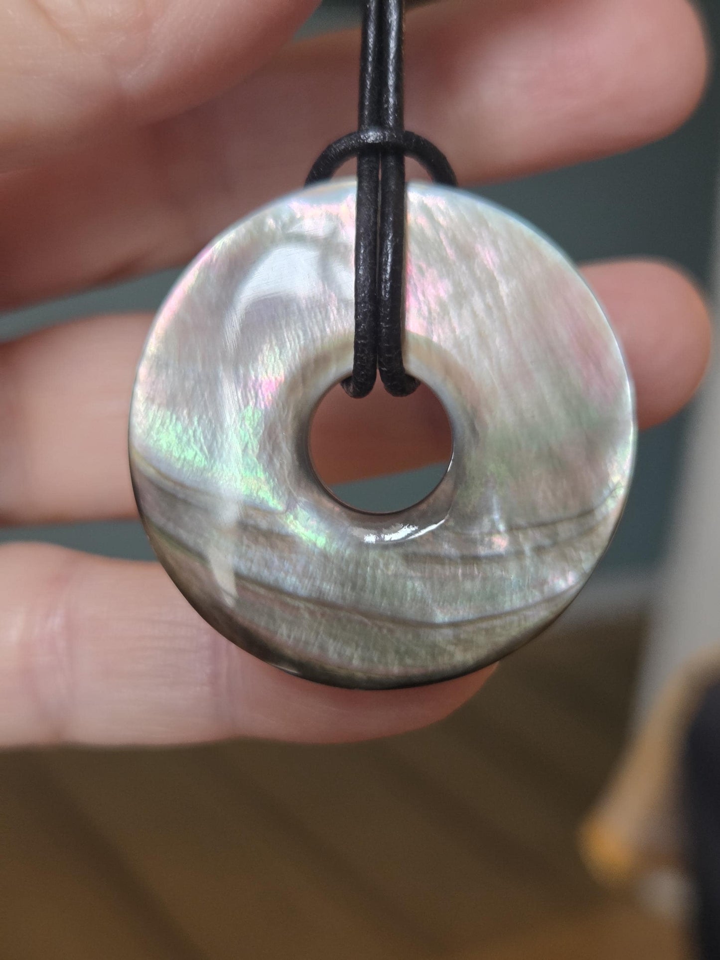 Dunkele Perlmutt Abalone Muschel, See Opal, Donut Anhänger, 36 x 5 mm, an verstellbarem Lederband