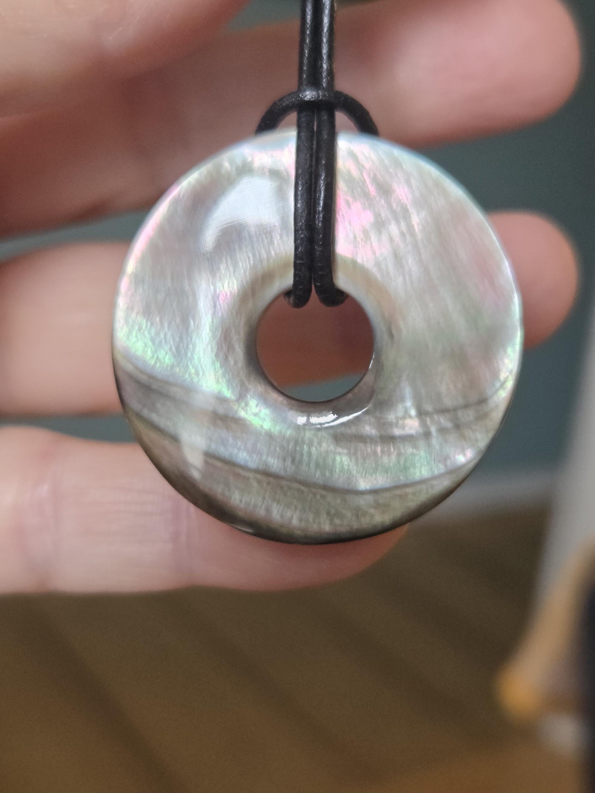 Dunkele Perlmutt Abalone Muschel, See Opal, Donut Anhänger, 36 x 5 mm, an verstellbarem Lederband