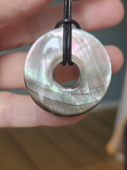 Dunkele Perlmutt Abalone Muschel, See Opal, Donut Anhänger, 36 x 5 mm, an verstellbarem Lederband