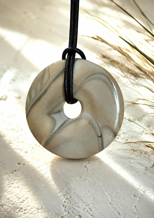 Flintstone Feuerstein Flint Donut groß, Anhänger, 40 x 8 mm, an verstellbarem Lederband, Boho Hippie Goa Schmuck Schutz Amulett