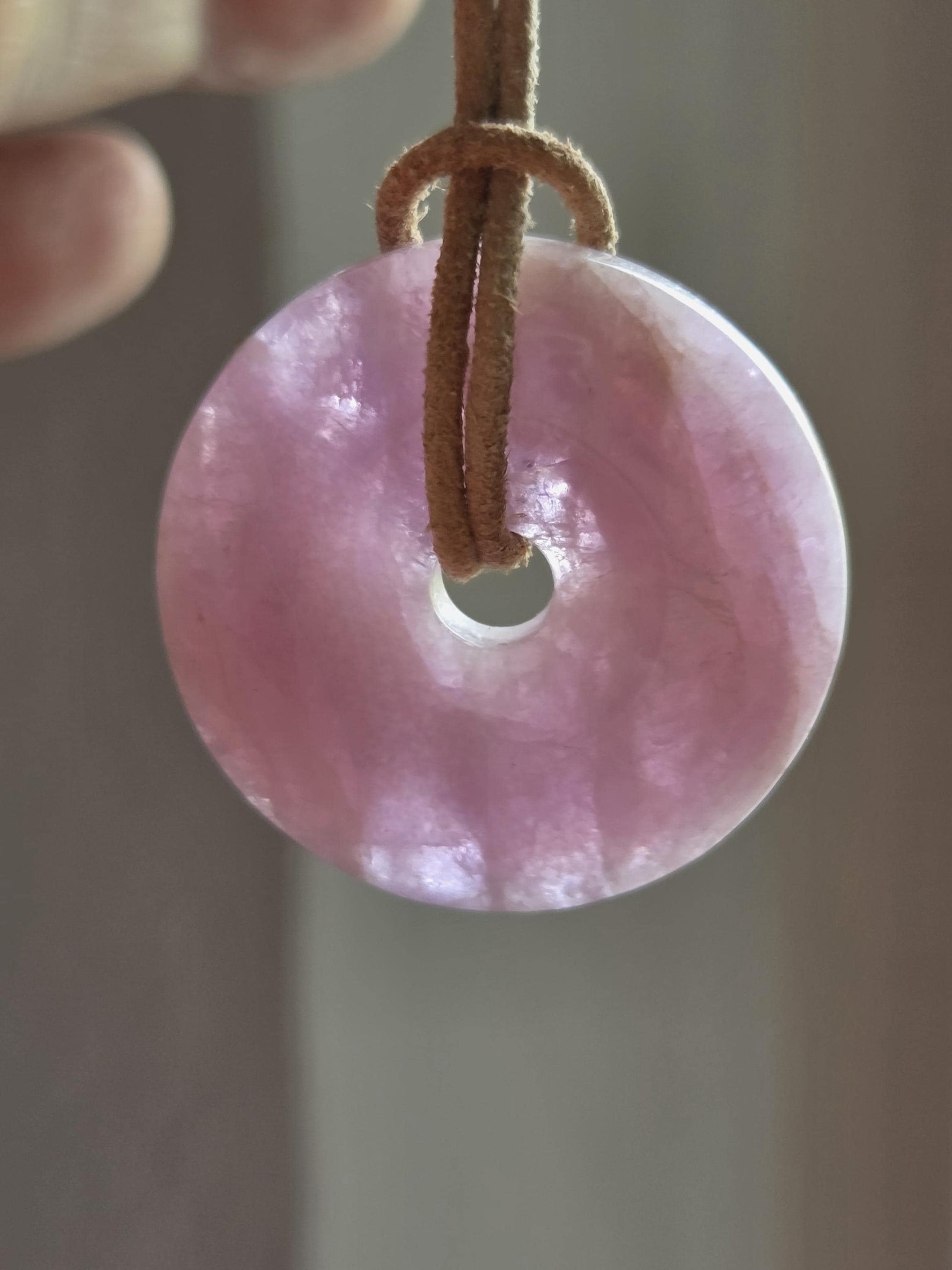 Kunzit Donut Kristall Anhänger, 33 x 8 mm, an verstellbarem Lederband, spiritueller Schmuck Herzchakra Selbstliebe