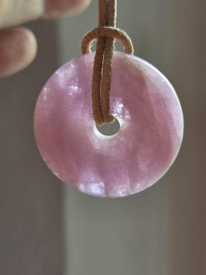 Kunzit Donut Kristall Anhänger, 33 x 8 mm, an verstellbarem Lederband, spiritueller Schmuck Herzchakra Selbstliebe