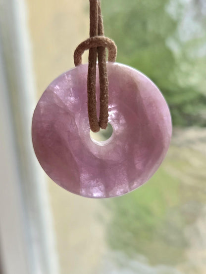 Kunzit Donut Kristall Anhänger, 33 x 8 mm, an verstellbarem Lederband, spiritueller Schmuck Herzchakra Selbstliebe