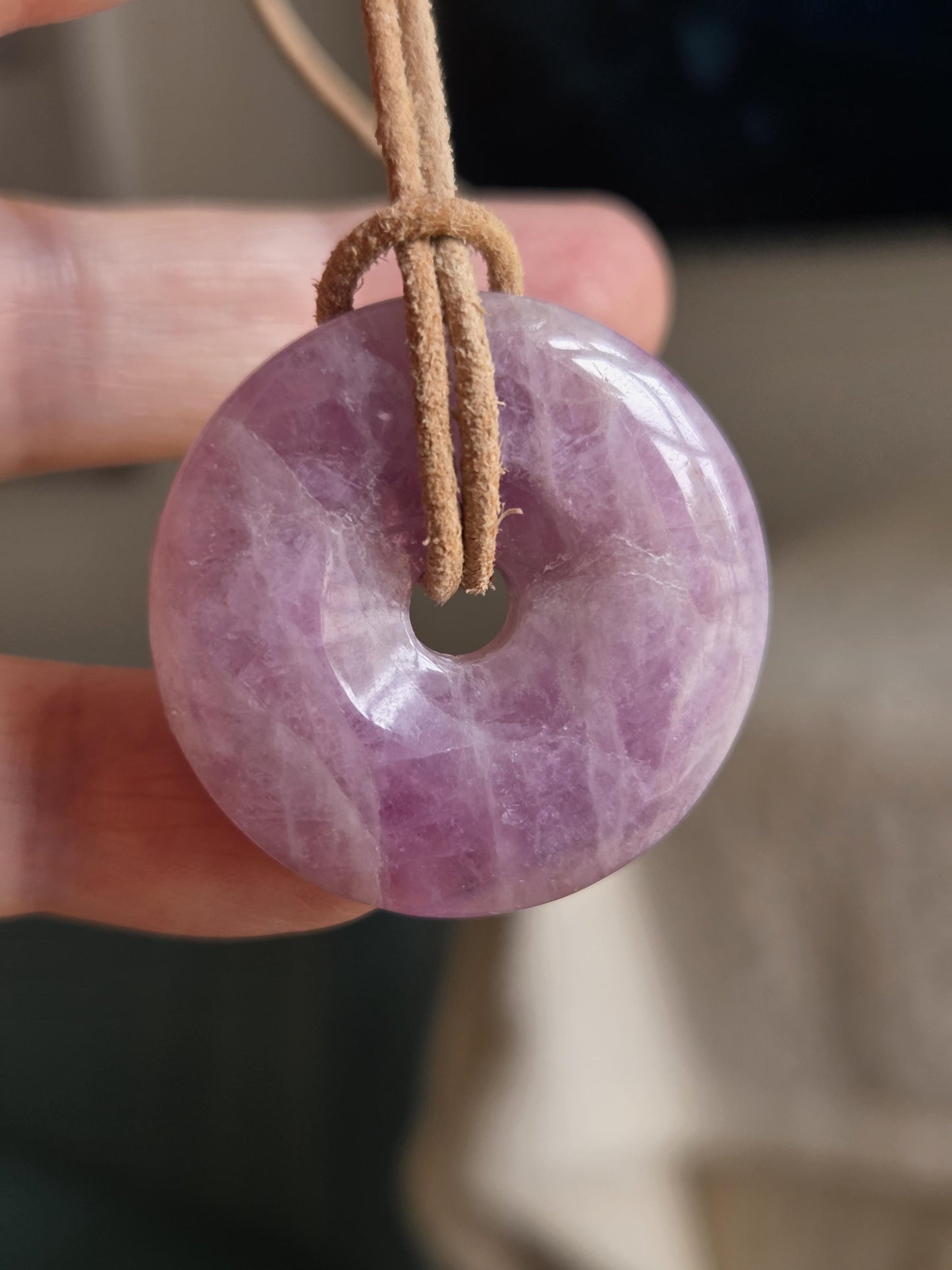 Kunzit Donut Kristall Anhänger, 33 x 8 mm, an verstellbarem Lederband, spiritueller Schmuck Herzchakra Selbstliebe
