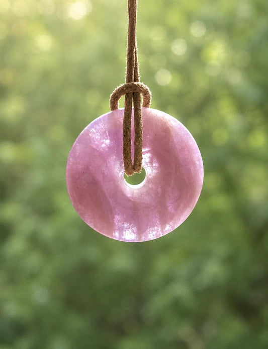 Kunzit Donut Kristall Anhänger, 33 x 8 mm, an verstellbarem Lederband, spiritueller Schmuck Herzchakra Selbstliebe
