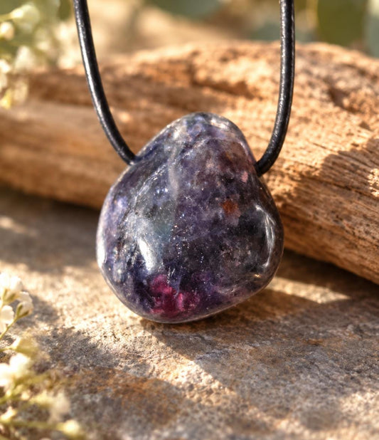 Selten! Wassersaphir Iolith mit Sonnenstein , 27 x 23 x 15 mm, gebohrt, an verstellbarem Lederband