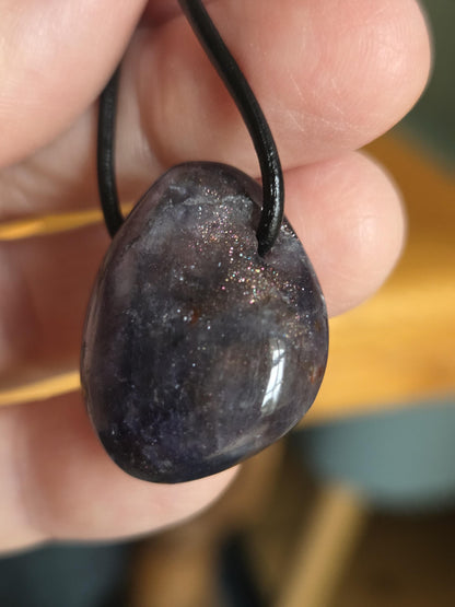 Selten! Wassersaphir Iolith mit Sonnenstein , 27 x 23 x 15 mm, gebohrt, an verstellbarem Lederband