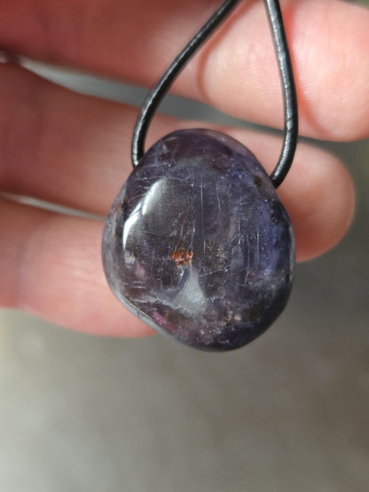 Selten! Wassersaphir Iolith mit Sonnenstein , 27 x 23 x 15 mm, gebohrt, an verstellbarem Lederband