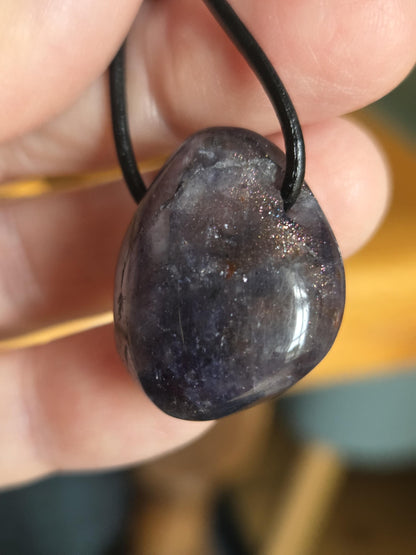 Selten! Wassersaphir Iolith mit Sonnenstein , 27 x 23 x 15 mm, gebohrt, an verstellbarem Lederband
