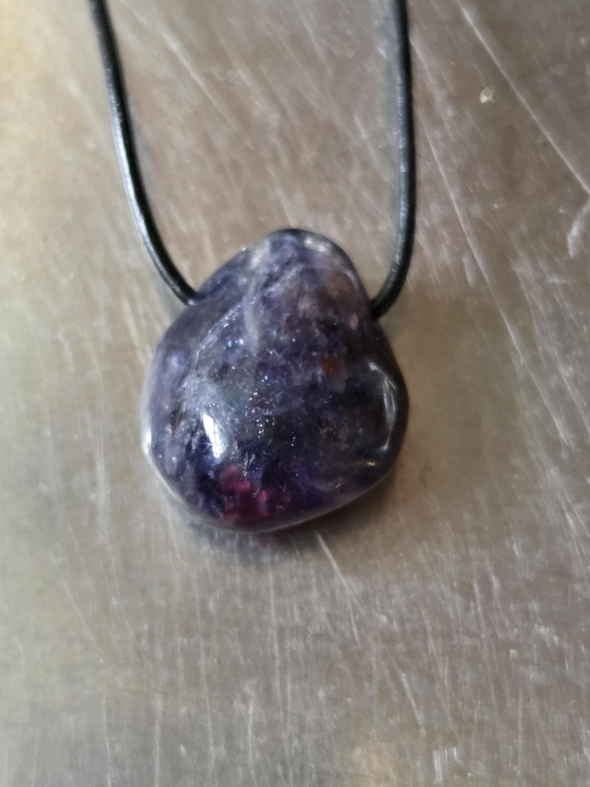 Selten! Wassersaphir Iolith mit Sonnenstein , 27 x 23 x 15 mm, gebohrt, an verstellbarem Lederband