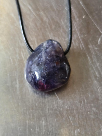 Selten! Wassersaphir Iolith mit Sonnenstein , 27 x 23 x 15 mm, gebohrt, an verstellbarem Lederband