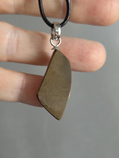Ammolit Opal, Anhänger, 43 x 15 x 8 mm, an 925er Silber Öse, an verstellbarem Lederband
