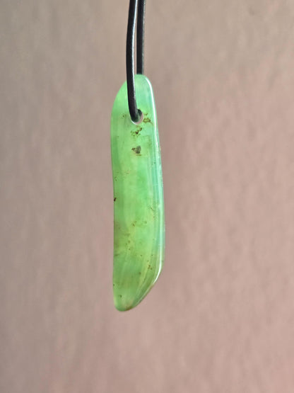 Durchscheinender Chrysopras Anhänger 56 x 13 x 8 mm, gebohrt, an verstellbarem Lederband, Herzchakra Selbstliebe
