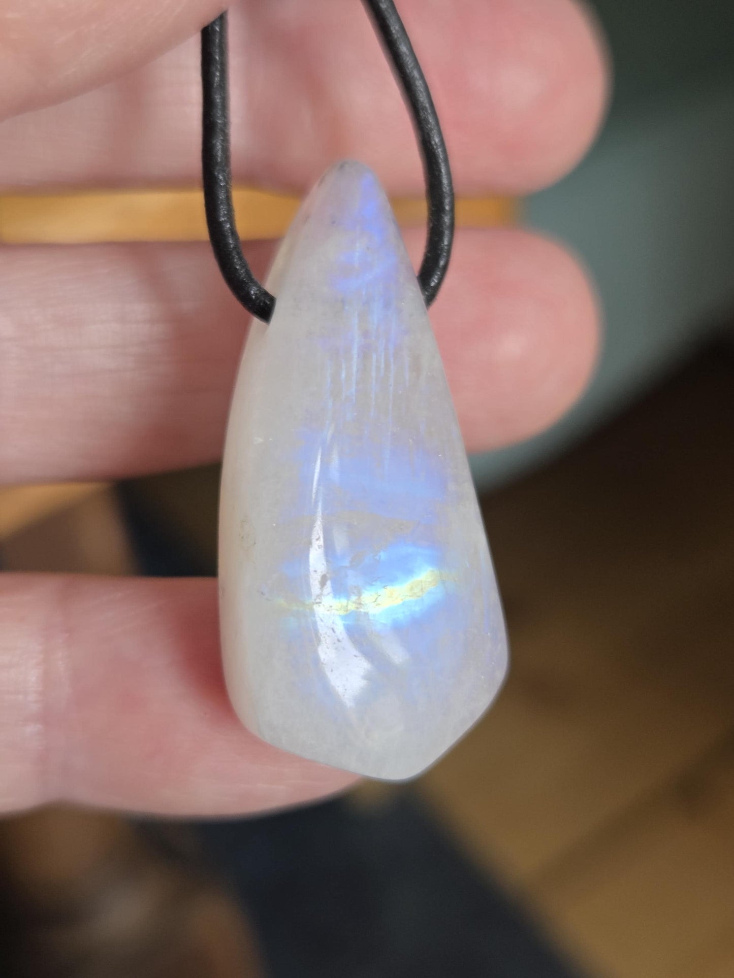 Regenbogen Mondstein, weißer Labradorit mit Anteilen von schwarzem Turmalin, Anhänger, 36 x 17 x 11 mm, an verstellbarem Lederband