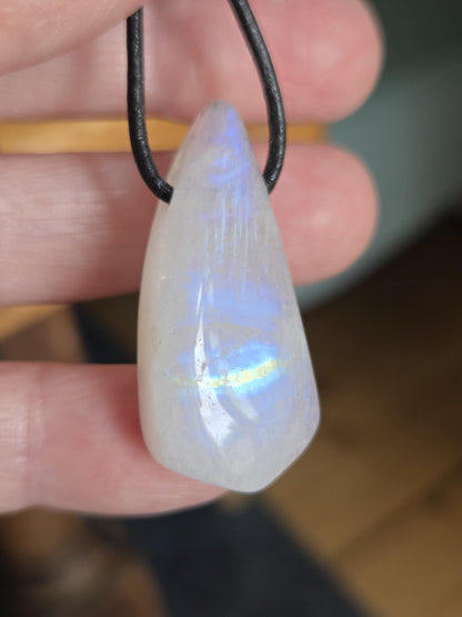 Regenbogen Mondstein, weißer Labradorit mit Anteilen von schwarzem Turmalin, Anhänger, 36 x 17 x 11 mm, an verstellbarem Lederband