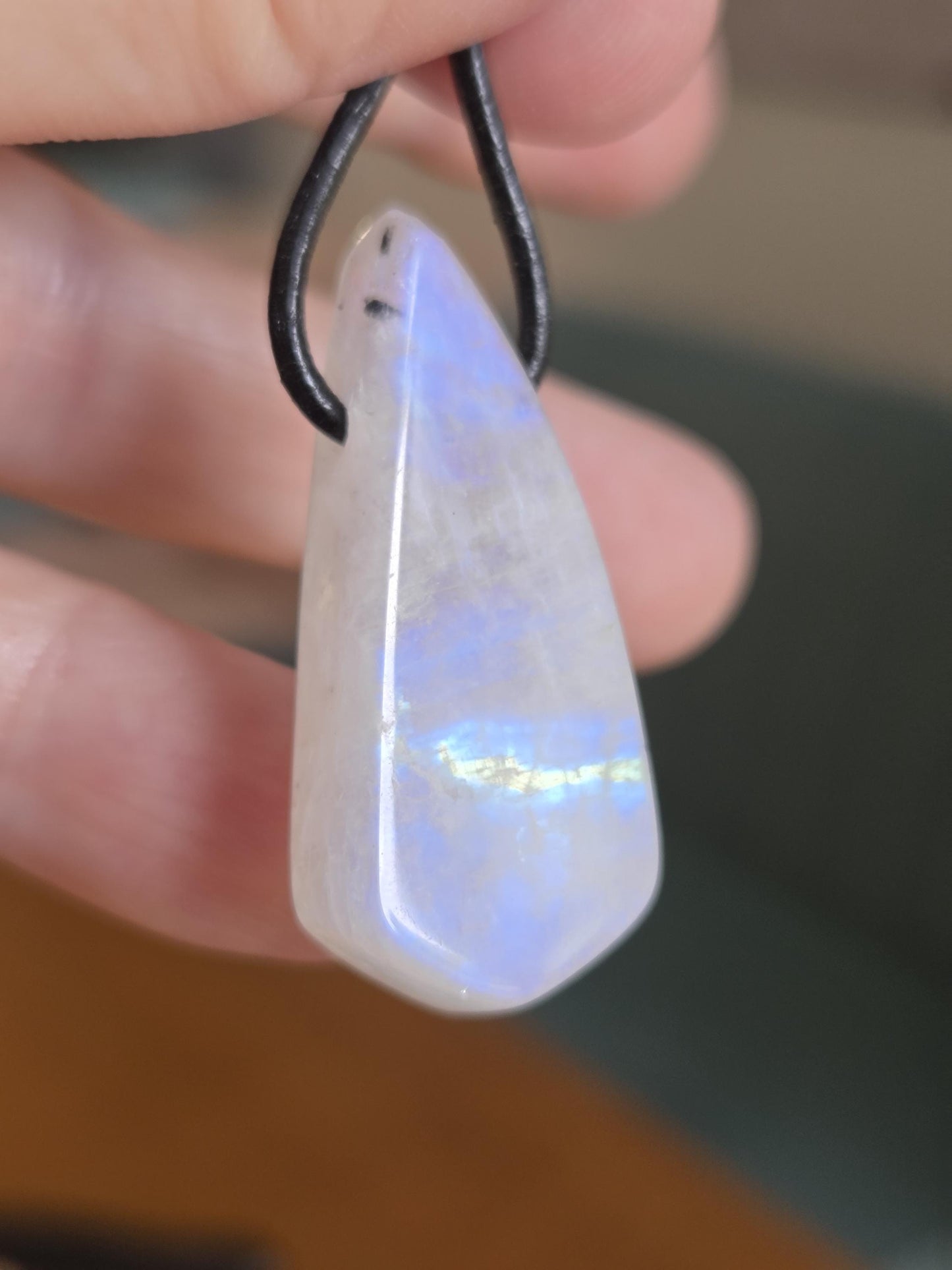 Regenbogen Mondstein, weißer Labradorit mit Anteilen von schwarzem Turmalin, Anhänger, 36 x 17 x 11 mm, an verstellbarem Lederband
