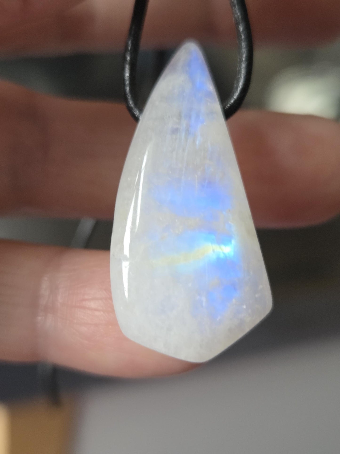 Regenbogen Mondstein, weißer Labradorit mit Anteilen von schwarzem Turmalin, Anhänger, 36 x 17 x 11 mm, an verstellbarem Lederband