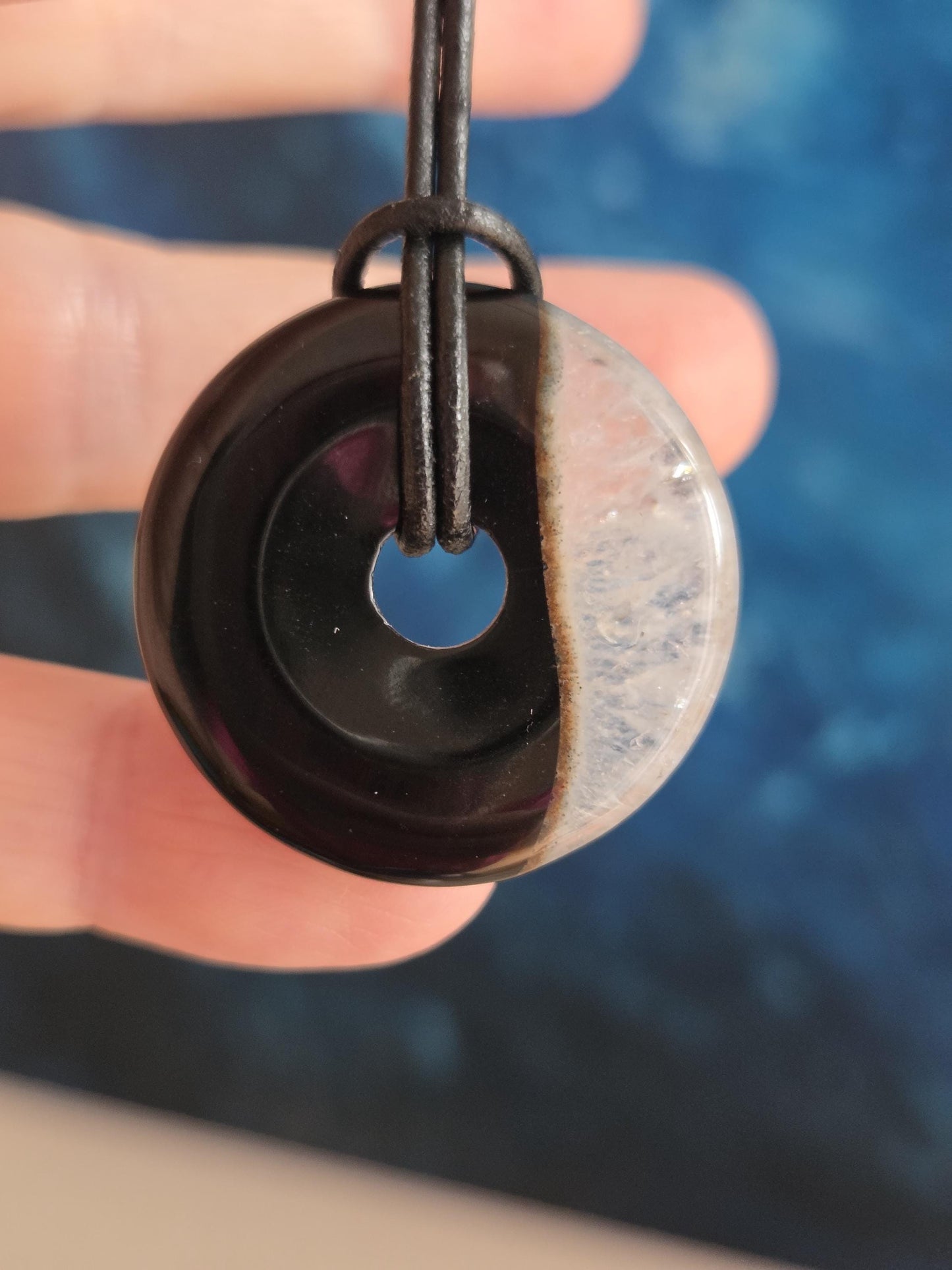 Sardonyx Onyx mit Bergkristall Donut Anhänger, 31 x 7 mm, an verstellbarem Lederband, Kronenchakra Wurzelchakra, spiritueller Schmuck